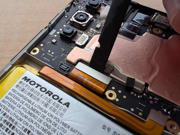 Motorola Moto G Play (2023) Teardown, Remove connections: crwdns2935265:06crwdnd2935265:02crwdnd2935265:03crwdne2935265:0