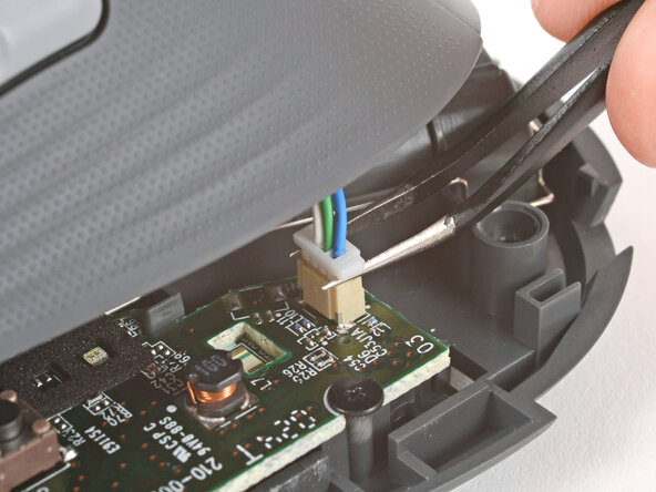 How to Open Your Logitech Signature M650 Wireless Mouse, Disconnect the top half: crwdns2935265:07crwdnd2935265:01crwdnd2935265:03crwdne2935265:0