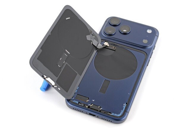 iPhone 17 Pro Back Glass Replacement, Prop up the back glass: crwdns2935265:08crwdnd2935265:03crwdnd2935265:03crwdne2935265:0