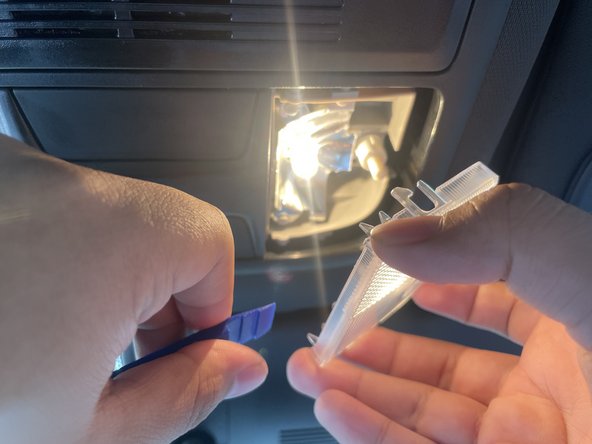 2020 Honda Civic Cabin Lights Replacement: passo 14, immagine 2 di 3