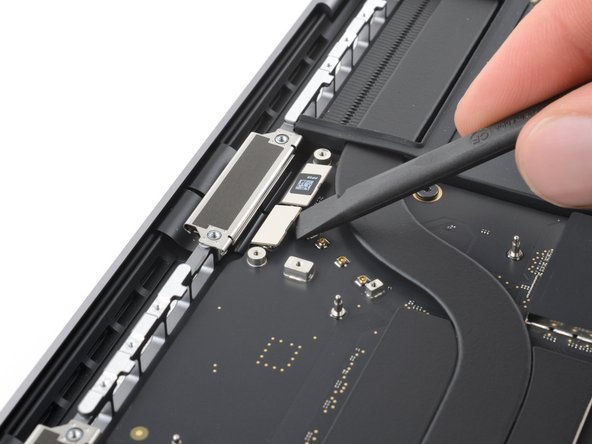 MacBook Pro 14" Late 2023 (M3) Screen Replacement, Disconnect the screen: crwdns2935265:028crwdnd2935265:02crwdnd2935265:03crwdne2935265:0