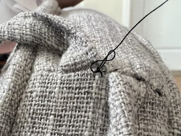 How to Sew a Cloth Seat Cushion Strap: passo 10, immagine 3 di 3