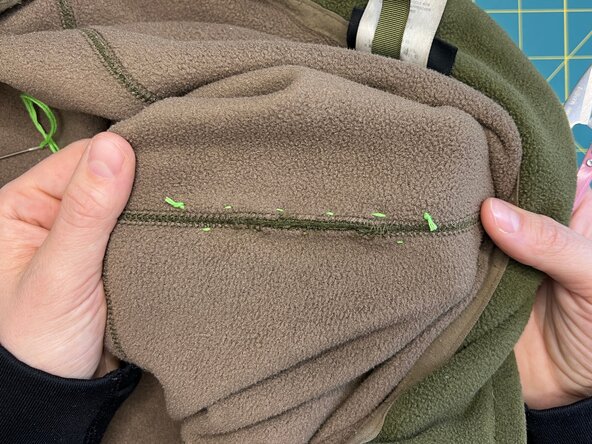 Herringbone Stitch on a Split Seam, Tie off the thread: crwdns2935265:08crwdnd2935265:03crwdnd2935265:03crwdne2935265:0