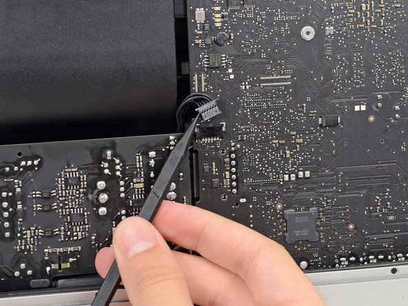 iMac Intel 21.5" EMC 2544 Logic Board Replacement: crwdns2935265:034crwdnd2935265:02crwdnd2935265:02crwdne2935265:0