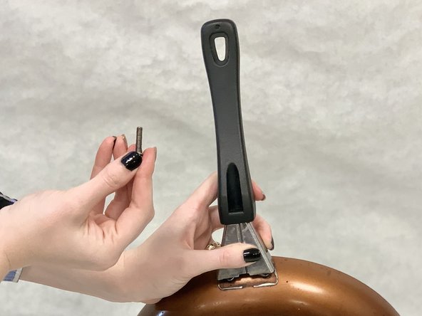 Repairing a Loose Pan Handle: crwdns2935265:08crwdnd2935265:02crwdnd2935265:03crwdne2935265:0