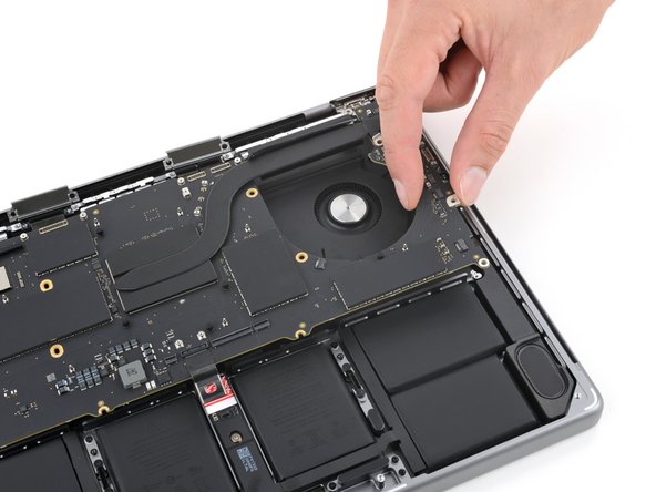 MacBook Pro 14" Late 2023 (M3) USB-C Ports Replacement, Lift the logic board: crwdns2935265:051crwdnd2935265:03crwdnd2935265:03crwdne2935265:0