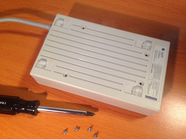 Apple 3.5 Drive External Floppy Drive Teardown, Opening the Case: crwdns2935265:03crwdnd2935265:02crwdnd2935265:03crwdne2935265:0