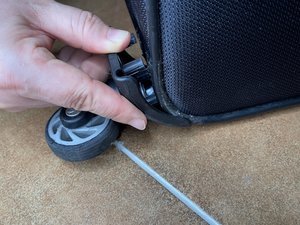 Sustitución de una rueda de maleta Samsonite - Guía de reparación iFixit