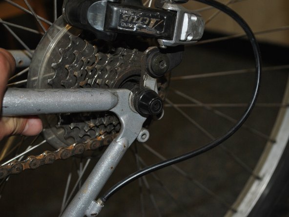 Comment remplacer une chambre à air de vélo crevée sur un Trek 800: étape 10, image 1 de 3