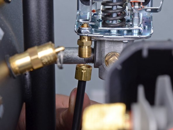 MiTM Air Compressors AM1HE0205HD 2014 Pressure Switch Replacement, Remove the air hose: crwdns2935265:014crwdnd2935265:02crwdnd2935265:02crwdne2935265:0