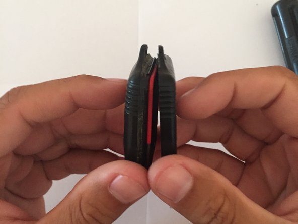 How to Replace Battery and Program Keyless Entry Remote for a Mercury Mountaineer  1997-2007: шаг 5, изображение 3 из 3