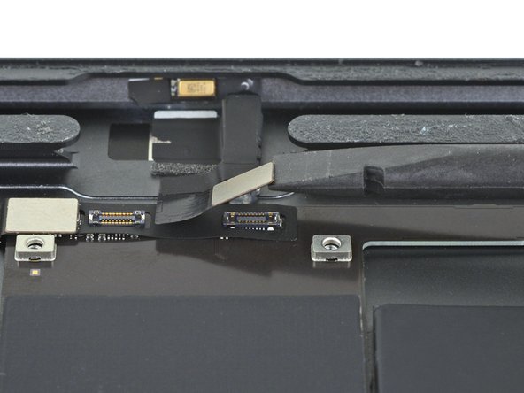 iPad Air 3 Top Microphone Assembly Replacement, Disconnect the microphone assembly: passo 23, immagine 2 di 2