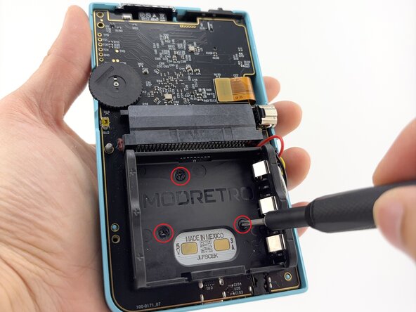 Disassembling ModRetro Chromatic (Released Mid-2025), Battery Tray: 步骤 4 中的图像 1，3