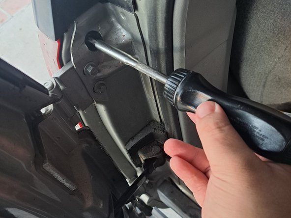 1999 GMC Suburban Brake Light Replacement: crwdns2935265:06crwdnd2935265:02crwdnd2935265:02crwdne2935265:0