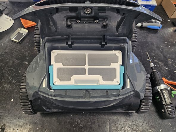 Aiper Seagull Pro: Teardown, Remove the trash bin: crwdns2935265:01crwdnd2935265:02crwdnd2935265:02crwdne2935265:0