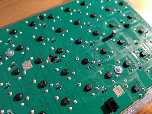 Replace Logitech MX mechanical key, Solder the replacement key: adım 8, 2 resimden 2.