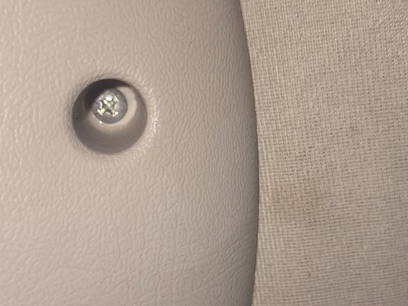 2000-2006 GMC Yukon Overhead Passenger AC and Light Panel Removal, Remove the screw at the base: 步骤 1 中的图像 1，2