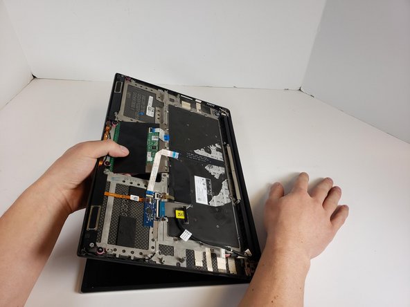 Dell XPS 15 9560 タッチパッドの交換: 手順 15、 1の画像 1