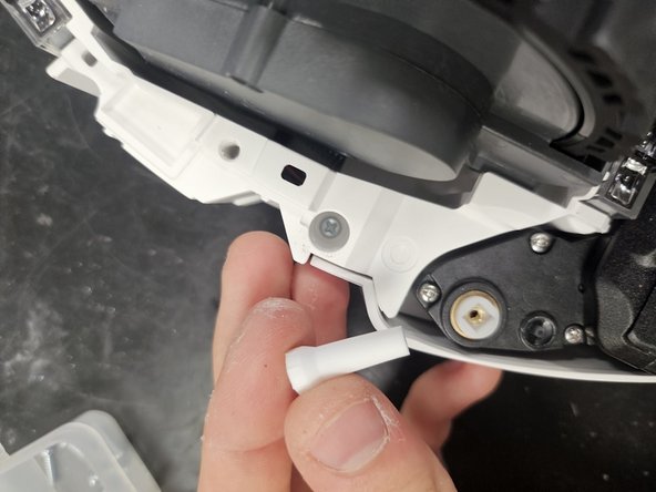 Roborock S8 MaxV Ultra: Teardown, Removing the rest of the screws: crwdns2935265:07crwdnd2935265:03crwdnd2935265:03crwdne2935265:0