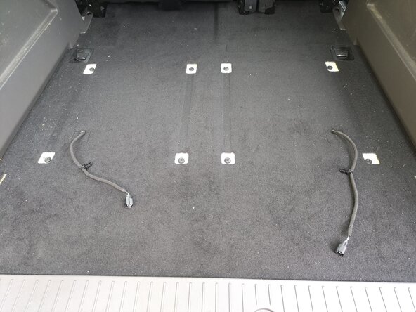 Removing Ford Transit Connect Second Generation Back seat: passo 4, immagine 1 di 1