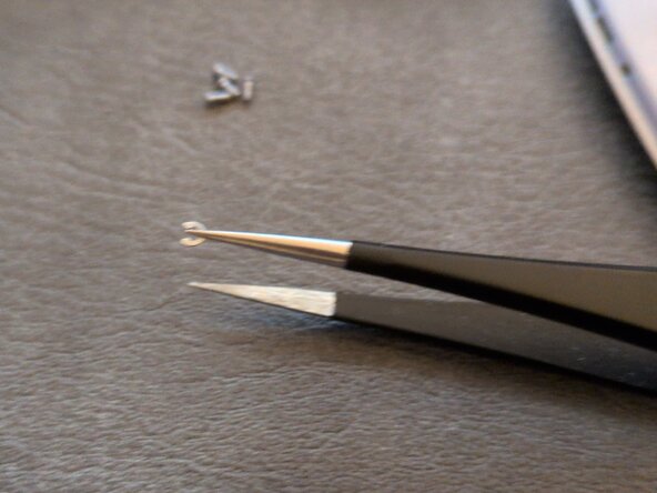 Pebble Time 2 – Zerlegung und Tastenreparatur, Ein Blick auf die Sicherungsringe: Schritt 8, Bild 3 von 3