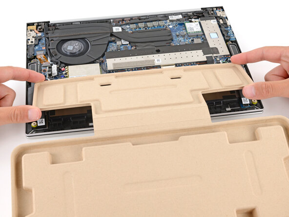 HP EliteBook 845 G9 Battery Replacement, Remove the cardboard: crwdns2935265:017crwdnd2935265:02crwdnd2935265:03crwdne2935265:0