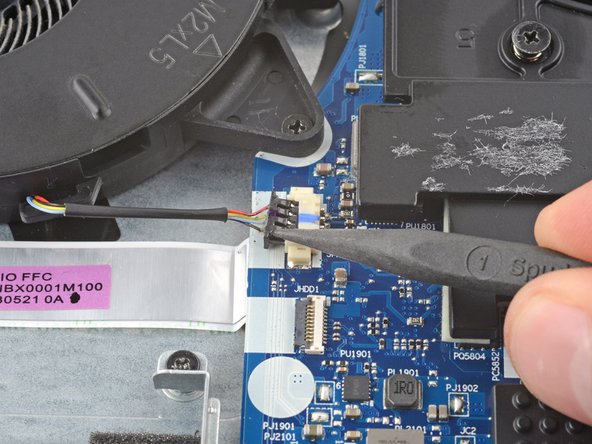 Lenovo Legion Y7000P Hinge Cover Replacement, Disconnect the fan cable: crwdns2935265:016crwdnd2935265:02crwdnd2935265:03crwdne2935265:0