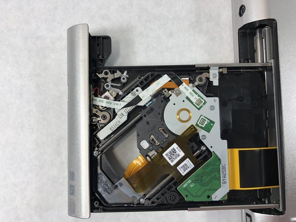 Dell Vostro 3550 Disk Drive Tray Latch Replacement: stap 0, afbeelding 3 van 3