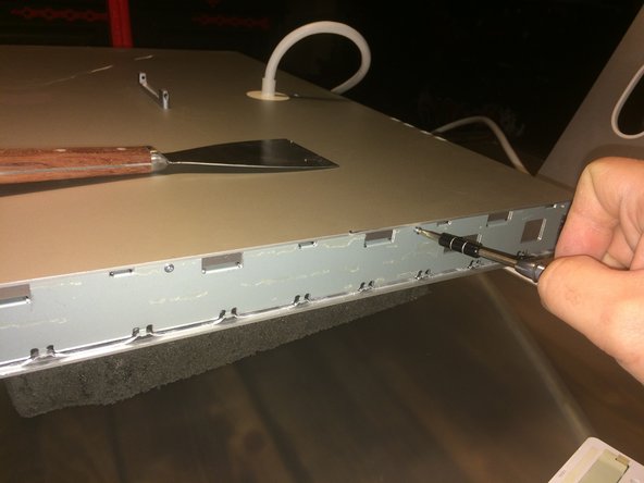 Apple Cinema HD Display 30" Teardown, Extraction du sous panneau latéral droit: crwdns2935265:07crwdnd2935265:02crwdnd2935265:03crwdne2935265:0