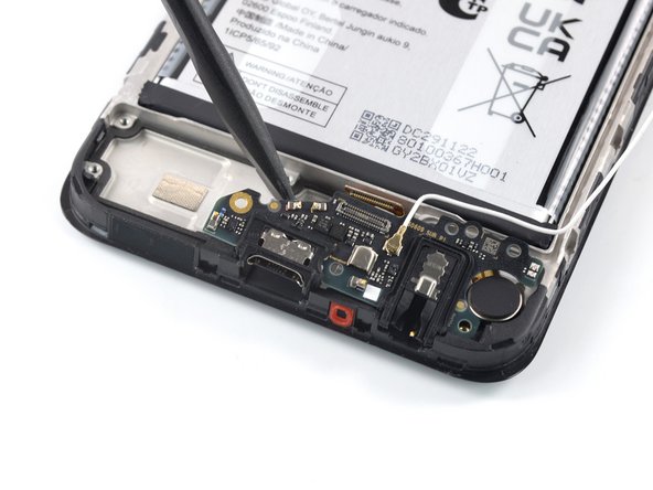 Nokia G22 Screen Assembly Replacement, Pry up the charging port assembly: crwdns2935265:023crwdnd2935265:02crwdnd2935265:02crwdne2935265:0
