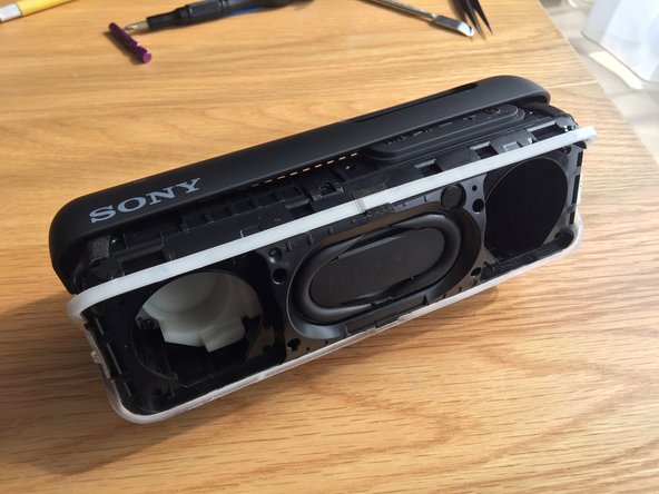 SRS-XB22 Battery Replacement, Removing the outer case.: crwdns2935265:04crwdnd2935265:03crwdnd2935265:03crwdne2935265:0