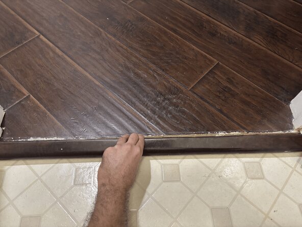 How to Fix a Loose Wooden Door Threshold: 手順 4、 3の画像 2