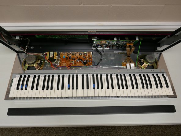 Roland KR-33 Dead Key Repair, Remove key panel screws: crwdns2935265:04crwdnd2935265:02crwdnd2935265:02crwdne2935265:0