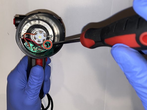 MasterCraft Eliminator Waterproof Spotlight Battery Replacement: Schritt 3, Bild 2 von 2