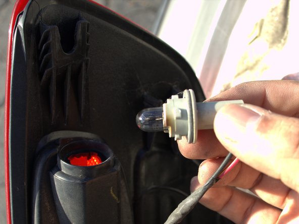 2008 Suzuki SX4 Brake Light Replacement: 步骤 5 中的图像 3，3