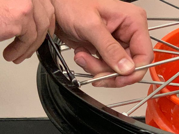 Dirt Bike Tire Spoke Replacement: crwdns2935265:010crwdnd2935265:02crwdnd2935265:03crwdne2935265:0