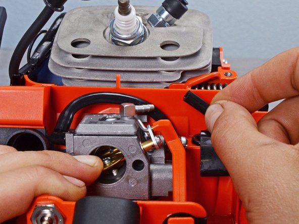 Echo Chain Saw CS590 2019 Carburetor Replacement, Disconnect the carburetor: crwdns2935265:017crwdnd2935265:02crwdnd2935265:03crwdne2935265:0