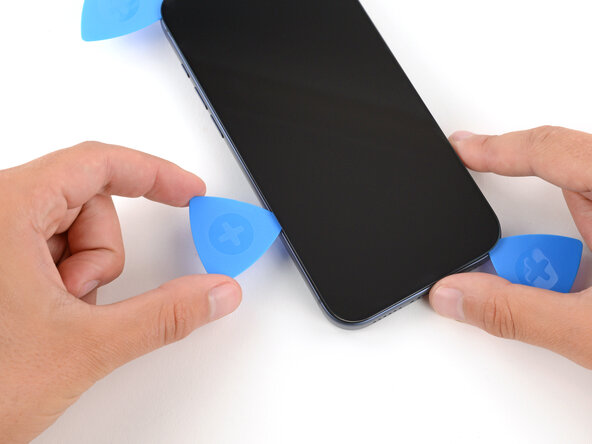 iPhone 17 Pro Battery Replacement, Separate the left edge adhesive: crwdns2935265:017crwdnd2935265:02crwdnd2935265:03crwdne2935265:0