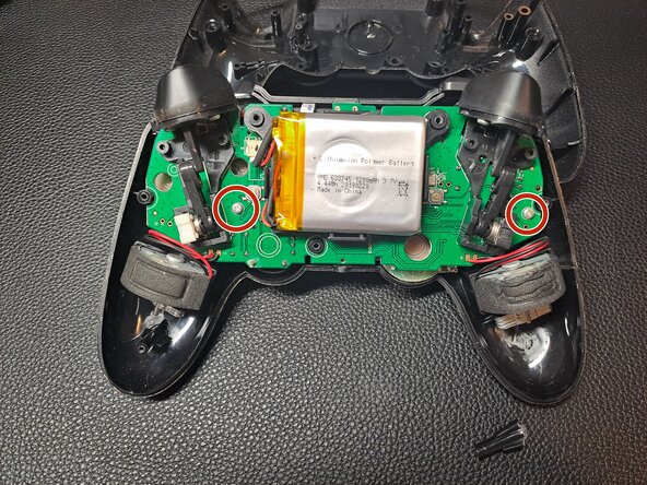 Nacon Asymmetric Wireless PS4 Controller Teardown, Remove screws holding board to shell: crwdns2935265:03crwdnd2935265:01crwdnd2935265:01crwdne2935265:0