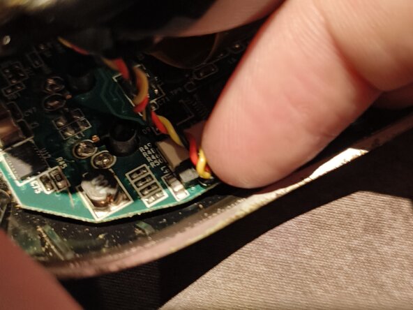 Logitech MX Air Battery Replacement, Disconnect the cables: crwdns2935265:04crwdnd2935265:02crwdnd2935265:03crwdne2935265:0