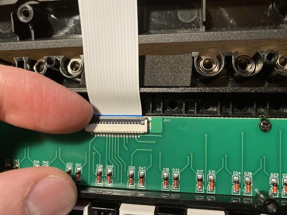 M-Audio Oxygen Pro Mini Keyboard-Tasten reinigen, Kabel auch hier lösen: Schritt 5, Bild 1 von 2