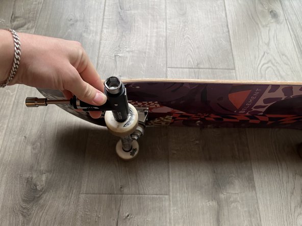 How to Replace the Bearings on a Street Skateboard: étape 2, image 2 de 3