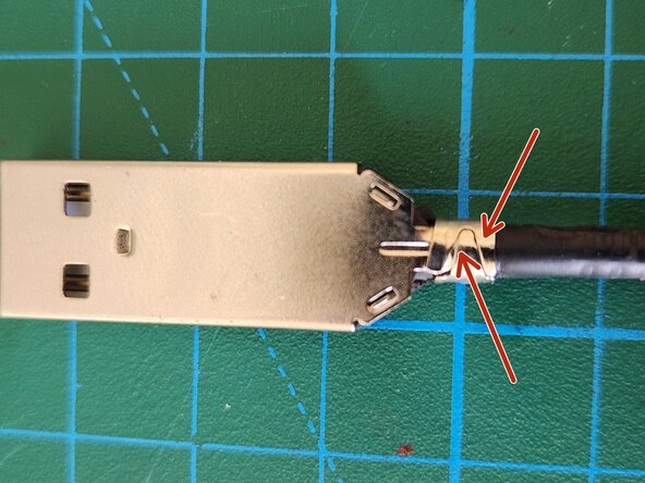 Removing the USB connector from a moulded cable, Removing the fastener clips: 3 단계, 이미지 2개 중 1개