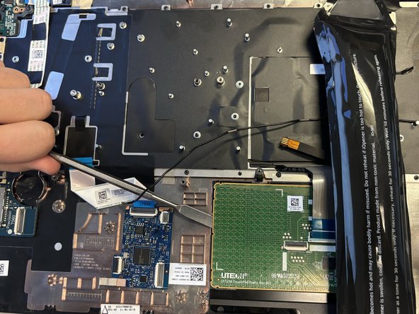 Dell Precision 7560 Touchpad Replacement: 步骤 14 中的图像 3，3