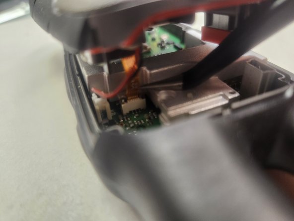 Garmin Rino 650 Screen Replacement, Disconnect the Ribbon Cable: crwdns2935265:05crwdnd2935265:02crwdnd2935265:03crwdne2935265:0