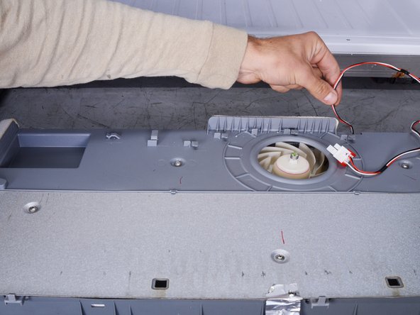 Samsung RF28T5001SR Refrigerator Evaporator Fan Replacement, Loosen the fan cable: crwdns2935265:011crwdnd2935265:03crwdnd2935265:03crwdne2935265:0