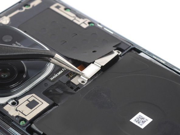 Mi 11 Screen Replacement, Remove the metal bracket: crwdns2935265:09crwdnd2935265:02crwdnd2935265:03crwdne2935265:0