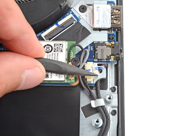 Lenovo Legion Y7000P Speakers Replacement, Disconnect the speakers: crwdns2935265:014crwdnd2935265:02crwdnd2935265:03crwdne2935265:0