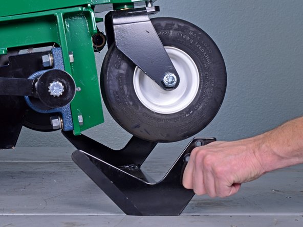 Classen Sod Cutter HSC18AHD 2018 Upper Drive Chain Replacement, Remove the cutter blade: crwdns2935265:07crwdnd2935265:02crwdnd2935265:03crwdne2935265:0