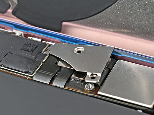 iPhone 15 Battery Replacement, Place the lower connector cover: stap 50, afbeelding 3 van 3